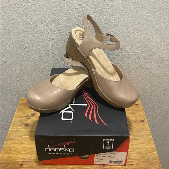 Women’s Dansko Sam Clog, size 38 - Picture 2 of 8